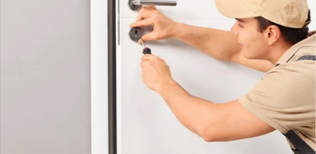Locksmith responding to a commercial lockout in Tuscaloosa
